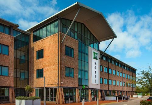 een groot bakstenen gebouw met een bord erop bij ibis Styles Birmingham NEC & Airport in Bickenhill