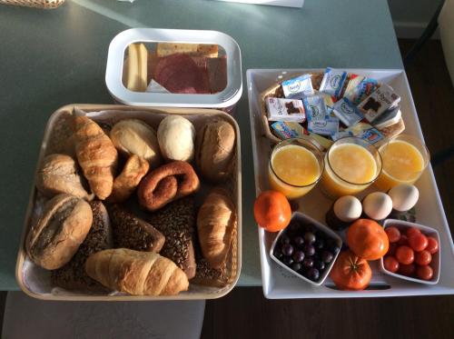 two trays filled with different types of bread and eggs at de Bloemenhof in Ouddorp