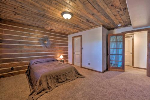 Ένα ή περισσότερα κρεβάτια σε δωμάτιο στο Secluded Sterling Abode Near Palisade State Park!