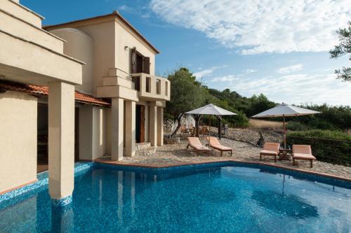 アロニソス・オールドタウンにあるAlonissos Poikilma Villas exclusive luxury villas in nature with private poolsのギャラリーの写真