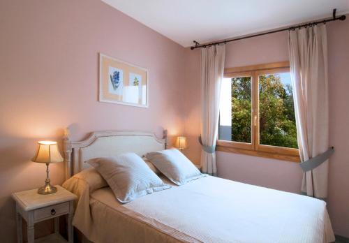 a bedroom with a white bed and a window at Villa Turística de Laujar de Andarax in Laujar de Andarax