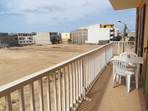 Balcón con mesa, silla y vistas en Pedra do Sol Praia Estoril Sal Rei FREE WI-FI, en Sal Rei