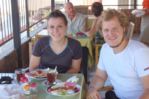 un homme et une femme assis à une table avec de la nourriture dans l'établissement Hotel Twenty, à Antalya