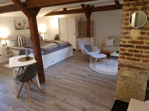 1 dormitorio con 1 cama y sala de estar en Gemütliche, neu renovierte Einraum-FeWo auf dem Bauernhof, en Oetzen