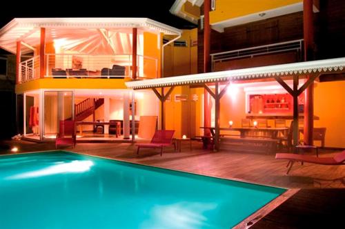 Villa Madrasの敷地内または近くにあるプール