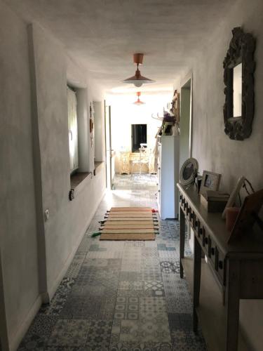 a room with a hallway with a hallway at Green House in Baia de Fier