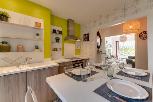 uma cozinha com uma mesa com copos de vinho em Le Baulier - 2 bedrooms apartment em Annecy