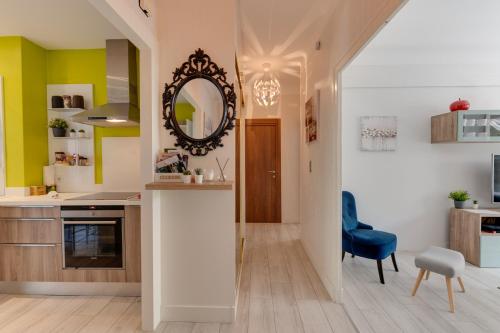 uma cozinha com um espelho e uma sala de jantar em Le Baulier - 2 bedrooms apartment em Annecy