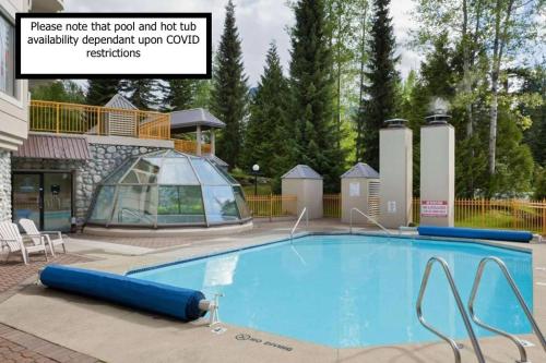 The Modern Whistler Apartment - Ski-in ski-out tesisinde veya buraya yakın yüzme havuzu