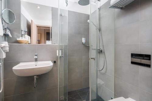 W łazience znajduje się umywalka i prysznic. w obiekcie Best Western Hotel Kantstrasse Berlin w Berlinie