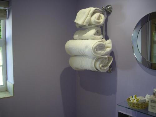 einen Stapel Handtücher, die an einer Wand im Bad hängen in der Unterkunft Wishing Well Garden Apartment in Wilmington