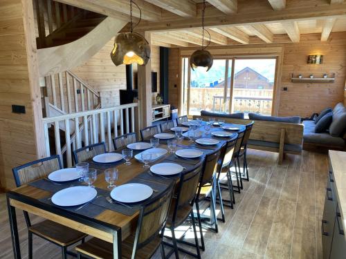 une salle à manger avec une longue table et des chaises dans l'établissement WHYMPER Chalet mitoyen proche pistes avec vue panoramique, à La Toussuire