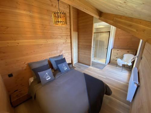 an overhead view of a bedroom in a log cabin at WHYMPER Chalet mitoyen proche pistes avec vue panoramique in La Toussuire