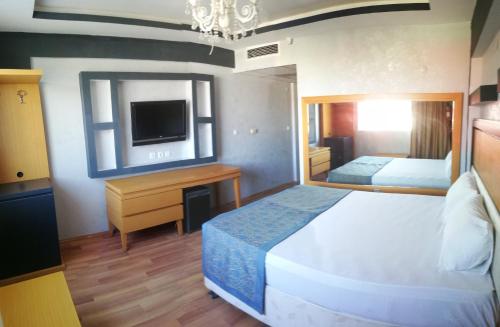 Ένα ή περισσότερα κρεβάτια σε δωμάτιο στο Ünaten otel