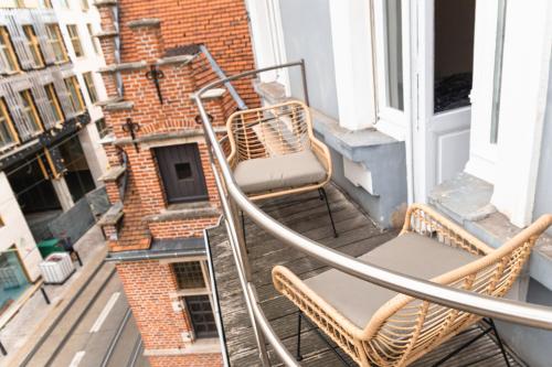 een balkon met stoelen in een gebouw bij Brabantdam 44 self check in in Gent