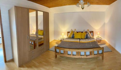 ein Schlafzimmer mit einem großen Bett mit gelben Kissen in der Unterkunft Haus Polleruhs in Aflenz Kurort
