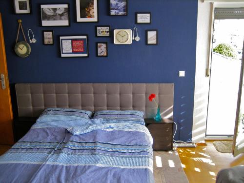 a bedroom with a blue wall with a bed at Rubin in Sinsheim