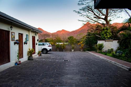 Pemandangan gunung umum atau pemandangan gunung yang diambil dari hotel