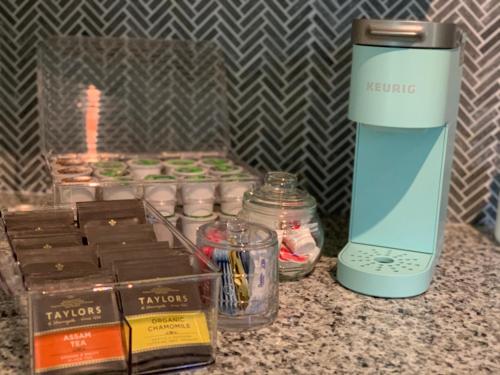 Utensilios para hacer té y café en NormalBnB - 2 Blocks From Restaurants, Bars, Hospital