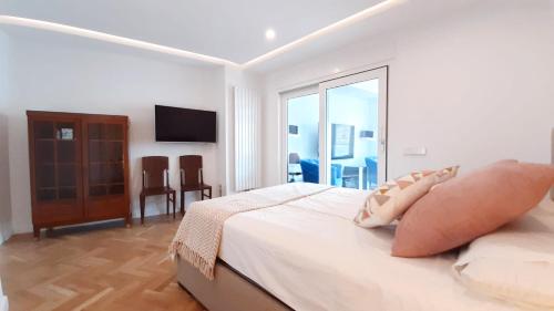 1 dormitorio con cama con almohada en Valencia Town Hall Dream en Valencia