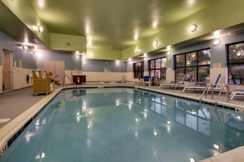 Bazén v ubytování Holiday Inn Express Hotel & Suites Morris by IHG nebo v jeho okolí