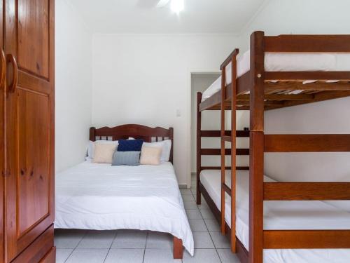 sypialnia z 2 łóżkami piętrowymi i drabiną w obiekcie Apartamento espaçoso com ar condicionado e Wi-fi, a 100 metros da praia - Edifício Estoril w mieście Ubatuba