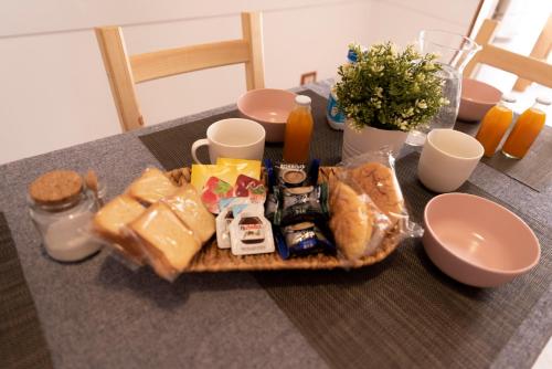 uma mesa com uma bandeja de comida sobre a mesa em The Good Place B&B em Roma