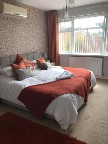 Una cama o camas en una habitación de Eastgate House