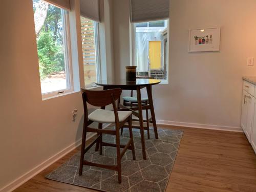 Imagen de la galería de NormalBnB - 2 Blocks From Restaurants, Bars, Hospital, en Athens