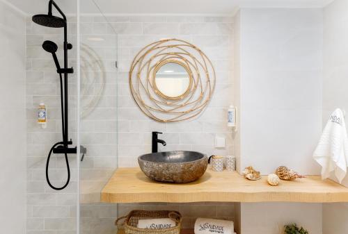 La salle de bains est pourvue d'un lavabo et d'un miroir. dans l'établissement Sesimbra Beach House by Saudade, à Sesimbra