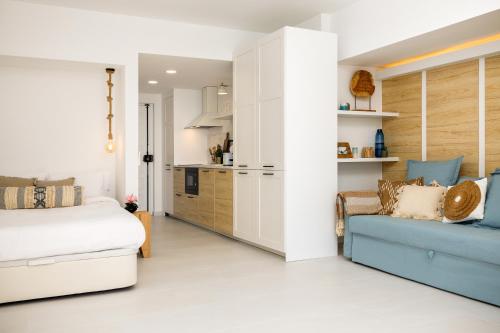 - un salon avec un lit et un canapé dans l'établissement Sesimbra Beach House by Saudade, à Sesimbra