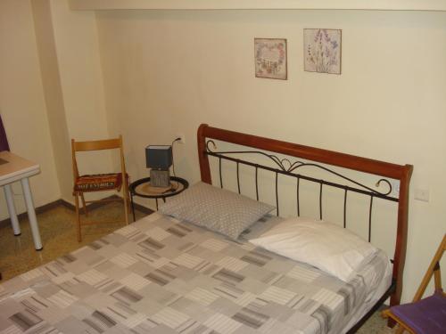 sypialnia z łóżkiem, biurkiem i krzesłem w obiekcie Apartment city center w mieście Patras