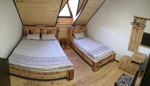 Ein Bett oder Betten in einem Zimmer der Unterkunft Сімейний еко-готель "Вежа Бойка"