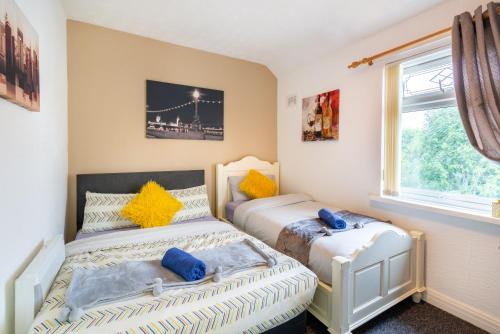 um quarto com 2 camas e uma janela em Crawford House em Newcastle upon Tyne
