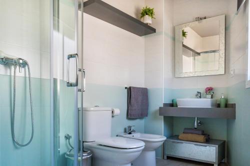 カソルラにあるCazorla Suiteのバスルーム(トイレ、洗面台、シャワー付)