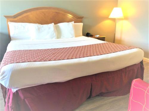 a bedroom with a large bed in a hotel room at Countryside Inn Richmondville in Richmondville