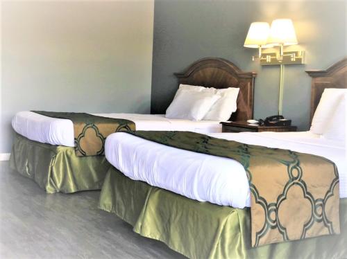 duas camas num quarto de hotel em Countryside Inn Richmondville em Richmondville