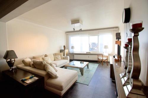 En sittgrupp på Olympiade Bridge Penthouse 2 bedroom and outside of low emission zone