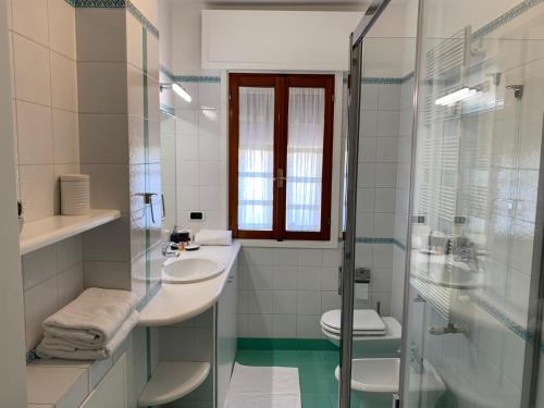 Et badeværelse på Holidays Apartment Toti to fulfill your wishes