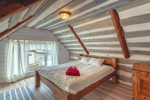 - une chambre avec un lit doté d'un chapeau rouge dans l'établissement Kallaste Hea Karma Villa, à Kallaste