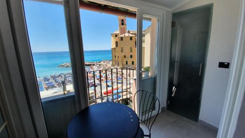 a room with a balcony with a view of the ocean at Best flat beachfront Camogli in Camogli