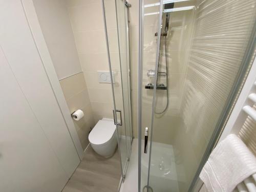 a bathroom with a shower and a toilet at Affittacamere Ventisettembre in Carpi