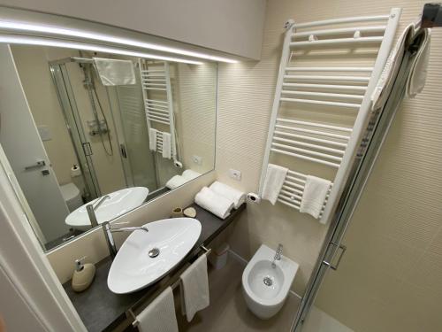 a bathroom with two sinks and a mirror at Affittacamere Ventisettembre in Carpi