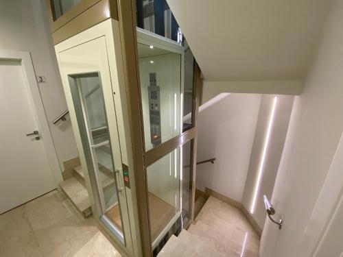 a hallway with a glass elevator in a building at Affittacamere Ventisettembre in Carpi