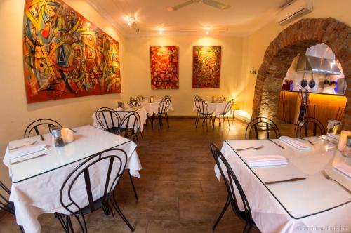 61Prado Hotel في ميديلين: مطعم فيه طاولات وكراسي في الغرفة