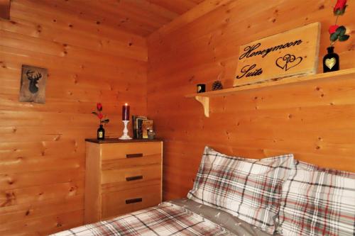Кровать или кровати в номере Rocky Ridge Resort-BC