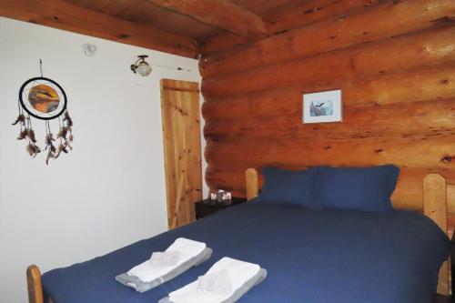 Postel nebo postele na pokoji v ubytování Rocky Ridge Resort-BC