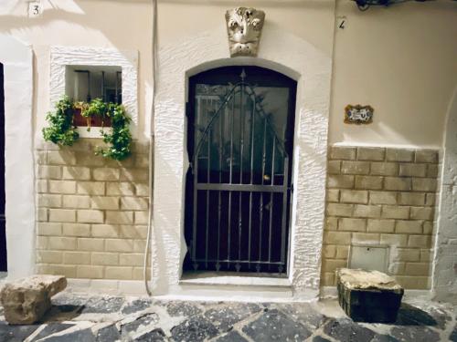 Η πρόσοψη ή η είσοδος του Rosalia House