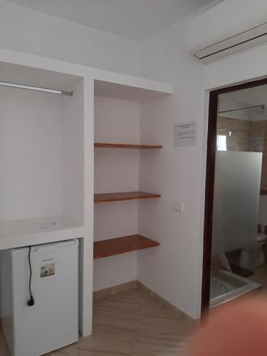 una habitación con una pared con estanterías y una puerta en ROMSIL CASA VACANTA, en Costinesti