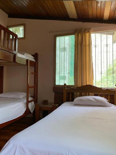 Cabañas Ecologicas Cayapasにあるベッド